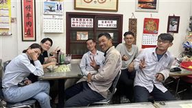台電員工賣力搶修「9點才吃晚餐」！神秘顧客掏2千霸氣買單。（圖／翻攝自學甲之美臉書）