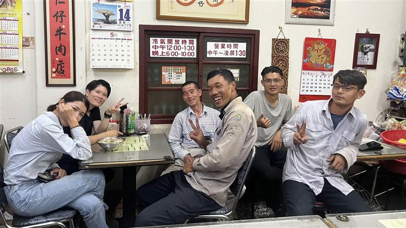 台電員工晚上9點才吃飯　神秘客掏2千買單