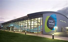 ▲倫敦南角機場（London Southend Airport）一架小飛機墜毀燃燒。（圖／翻攝自官網）

