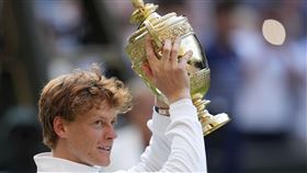 ▲義大利球王辛納（Jannik Sinner）逆轉拍倒「小蠻牛」艾卡拉茲（Carlos Alcaraz），溫網男單奪冠成義大利第一人。（圖／美聯社／達志影像）