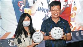 ▲南投市長張嘉哲（右）結婚不到3年，如今爆出妻子黃佳鈴（左）婚內出軌醜聞。（翻攝張嘉哲臉書）