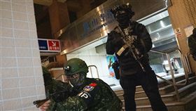 憲兵北捷演練  維安特勤隊加入國軍漢光41號實兵演習14日進入第6天，憲兵指揮部凌晨於北捷善導寺站、龍山寺捷運站（圖）演練，維安特勤隊也加入。中央社記者游凱翔攝  114年7月14日