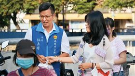 去年5月母親節前夕，黃佳鈴（右）首度與市長丈夫張嘉哲（左）同框曝光，算是第一次公開亮相。（翻攝張嘉哲臉書）