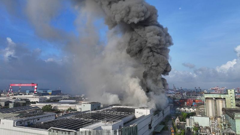 此次爆炸意外,造成12名員工擦傷,3名消防員灼傷。(圖/翻攝畫面)