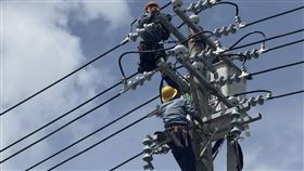 嘉縣大停電　台電全力搶修（2）颱風丹娜絲造成嘉義縣大停電，台電人員13日頂著烈日，在沿海地區全力搶修電桿。（台電提供）中央社記者蔡智明傳真　114年7月13日
