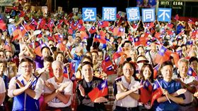 牛煦庭13日晚舉辦團結護小牛「戰獨裁、反惡罷」蘆竹演講會。（圖／翻攝自牛煦庭臉書）