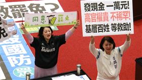 吳思瑤說，眼前一時的快樂，跟國家長遠的發展，孰輕孰重？借你的錢，買你的票。這樣的藍白，比爛更爛！（圖／翻攝自吳思瑤臉書）