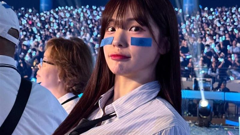 李多慧十指緊扣她家寶貝　朝聖演唱會嗨翻