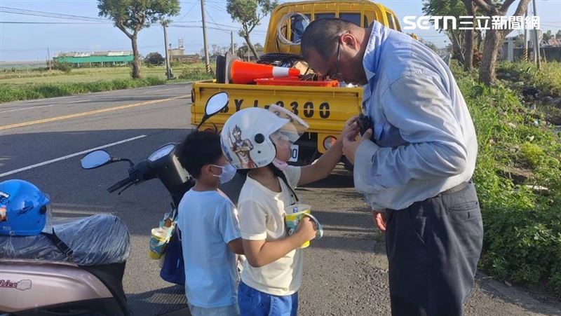 7天未見!2兒電桿下探班台電爸爸 暖哭網