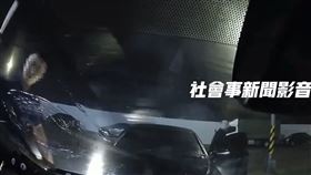 倒楣計程車，載客遇圍堵，債務糾紛，球棒砸車，警火速逮5人(圖／翻攝畫面)