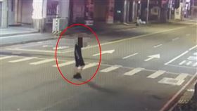 男子凌晨闖入店家，手法俐落，疑為竊盜慣犯。（圖／翻攝畫面）