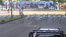 高雄輕軌遭畫面曝。（圖／翻攝自「記者爆料網」臉書）