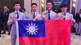 ▲我國四位代表學生余英仕-胡端傑、陳聖淳、蘇程玹（圖／教育部提供） 