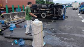 高雄市,車道,貨車,翻覆,桶裝水,國道,翻車,五甲,塞車▲圖片描述。（圖／高雄晉明拖吊提供提供） 