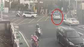 轎車駕駛疑因過於疲累，竟在開車途中睡死。（圖／翻攝畫面）