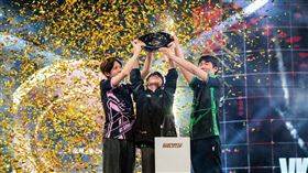 ▲沙烏地阿拉伯電競世界盃，台灣選手QQ（左）不僅幫助戰隊VK Gaming勇奪「Apex英雄」冠軍，更摘下MVP頭銜。（圖／翻攝自VK Gaming推特）