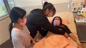 ▲我只要爸媽好好的！父母都癌症生活煎熬，高中女孩小婉在困苦中考上3所國立大學。（圖／《愛的延續公益協會》提供） 