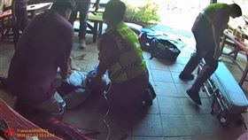 南投工人，遭虎頭蜂攻擊，倒地無生命跡象，消防員急施打腎上腺素搶命(圖／翻攝畫面)