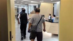 陳女家屬透露，陳女丈夫整晚崩潰，連話都無法說，情況十分痛心。（圖／翻攝畫面）