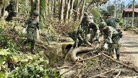 第五作戰區一邊漢光演習，因為嘉義縣市災情嚴重，也一邊投入救災，支援嘉義災後復原，展現演訓與救災並重效能。（圖／第五作戰區提供）