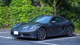 ▲台南一位知名麵店老闆將被註銷車牌的保時捷停在路邊，被智慧停車柱系統主動偵測，並通報警方拖吊。（示意圖，photoAC）