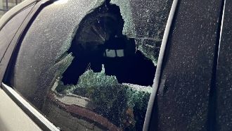 放任狗到鄰居家便溺　男遭檢舉火大砸車