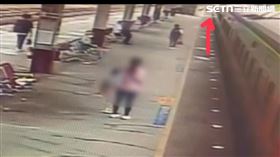 ▲男子在台鐵樹林站攀附自強號列車離去。（圖／翻攝畫面）