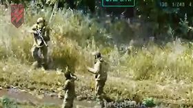 烏克蘭地面機器人部隊攻擊俄軍陣地，成功俘虜俄軍士兵。（圖／烏克蘭第三突擊旅）