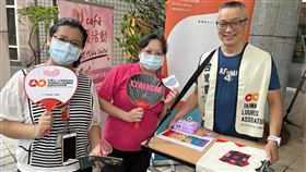 北市聯醫林森中醫昆明院區醫護同仁熱情參與繪畫，並承諾與露德協會一起打造友善愛滋環境。（圖／露德協會提供）