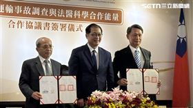 ▲在法務部部長鄭明謙(中)見證下，法醫研究所與運安會完成強化合作協議簽署。（圖／記者楊佩琪攝）