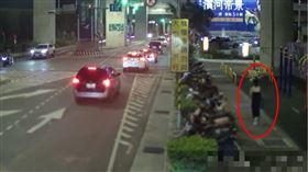 女子深夜走在街頭上，背影看起來相當無助。（圖／翻攝畫面）