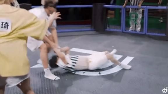 周深被拖行滿身傷　《奔跑吧》P圖卸責