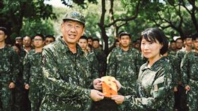 ▲顧立雄致贈加菜金感謝救災官兵。（圖／國防部提供） 