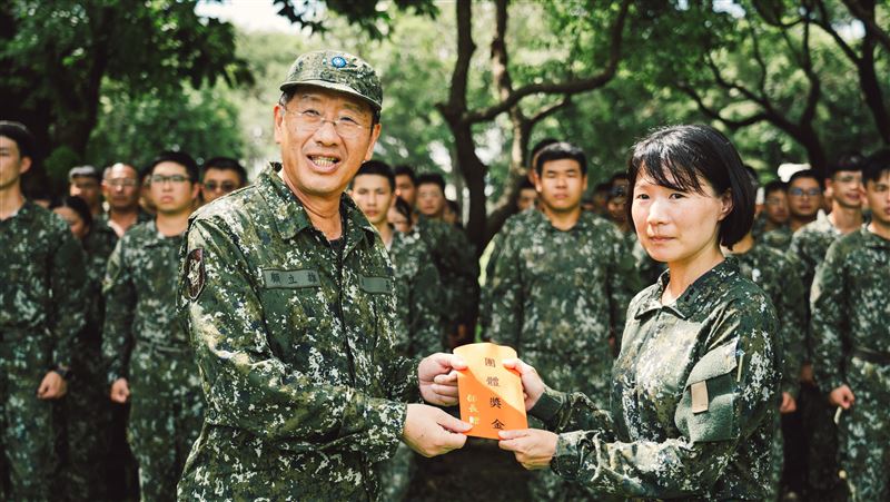 顧立雄贈救災官兵加菜金感謝：守護家園
