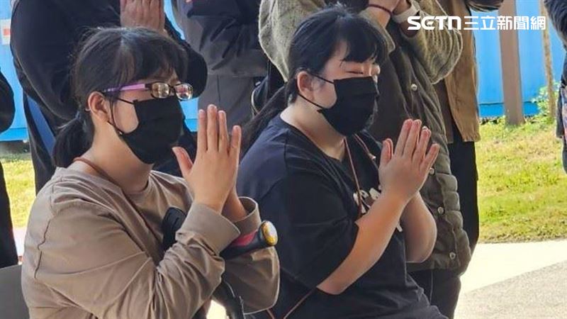 媽猝逝⋯留下2腦麻姊妹！他暖給她們1個家