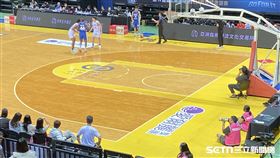 ▲瓊斯盃地貼引發安全疑慮，籃協已移除整片白色地貼，換成「割字貼紙」。（圖／記者張沛嘉攝影）