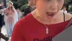 ▲重慶紅衣女（圖／翻攝自微博）