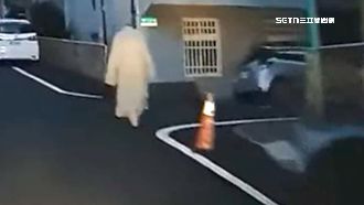 凌晨驚見「無頭袈裟」走路　駕駛目睹嚇壞