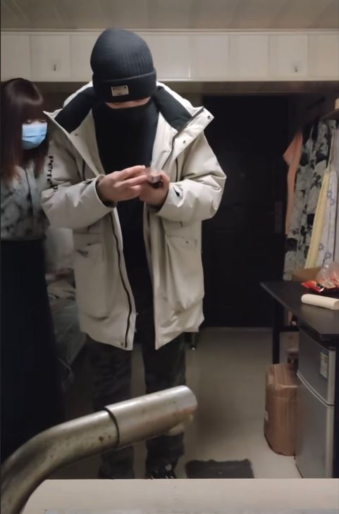 小鮮肉買了一盒保險套來到到紅姐家中,示意等一下會戴套,不過接著用指甲卻拆不開包裝封膜。(圖/翻攝自Threads)