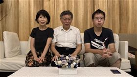 陳佩琪（左）PO出與柯文哲（中）和兒子（右）的合照。（圖／翻攝自陳佩琪臉書）