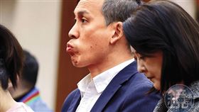 葉元之多次強調沒有霸凌助理，並稱沒有不當辭退方姓助理。（圖／鏡週刊）