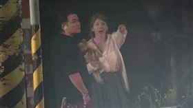 宋羽葤抱著愛犬現身，與黃浩詠一同商討脫困對策。（圖／CTWANT）