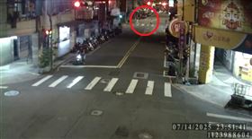 員警下班路過，發現彩券行內異狀便連忙上前協助。（圖／翻攝畫面）