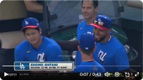 ▲大谷翔平向對他投出觸身球的蘇瓦瑞茲（Robert Suarez）討拍。（圖／翻攝自Decop0htan17推特）