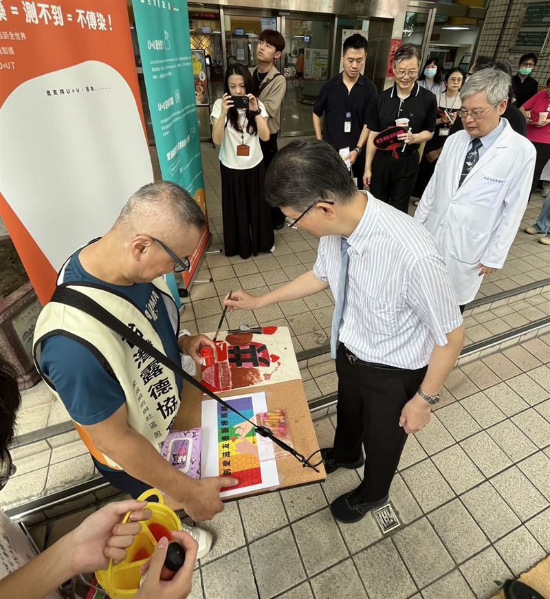 北市衛生局長黃建華(中)也參與繪製露德協會「愛的打勾勾」的帆布畫。(圖/露德協會提供)