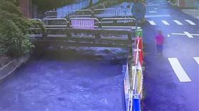 彰化縣二水鄉今天發生一起意外，一名紅衣婦人被民眾目擊在八堡二圳落水，警消獲報到場搜救，在下游3公里處尋獲女子，但女子因溺水已無生命跡象。據了解，落水的陳姓女子年約70歲，落水原因仍待調查。