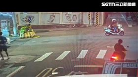 ▲北市郭女不滿被開單，先拍落警員手機，再張嘴咬傷其手部。（圖／翻攝畫面）