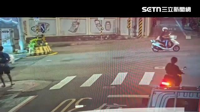 不滿紅燈右轉被開單　女騎士狠咬警還踹腿