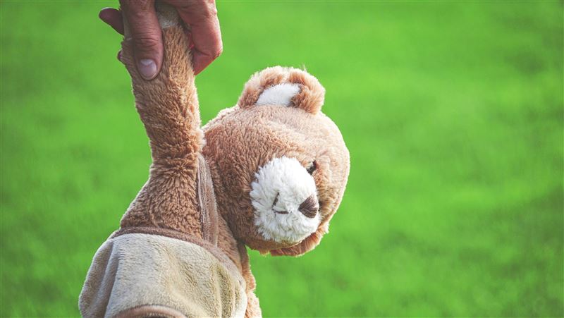 超商門口驚見「人皮泰迪熊」　一票人嚇傻