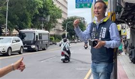 ▲婦人對葉元之比讚後開嗆他共匪。（圖／翻攝自葉元之YT） 